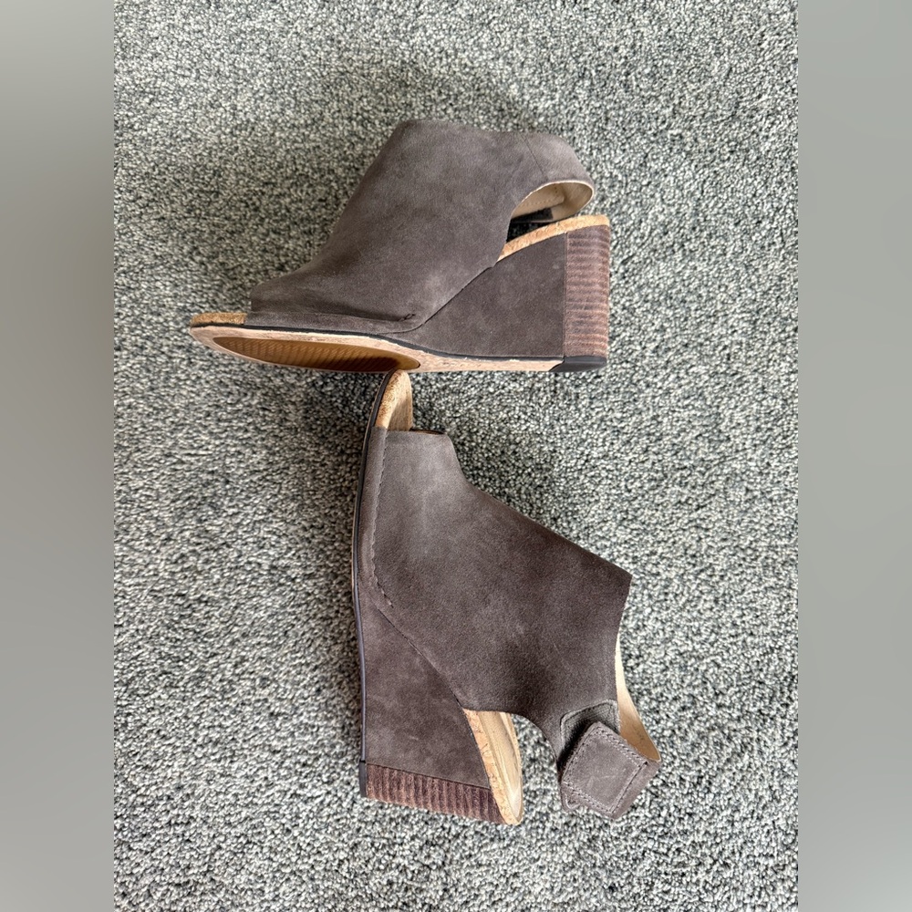 Clark’s Women’s Spiced Meadow Suede Wedged Sandals Size 7-used condition